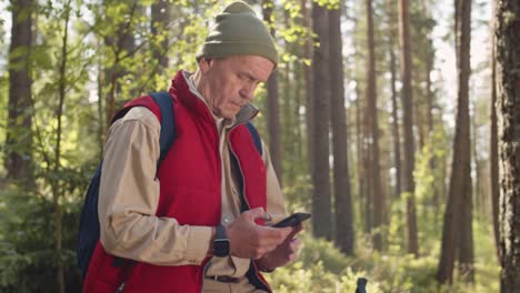 Porträt-des-pensionierten-Wanderers-im-Wald