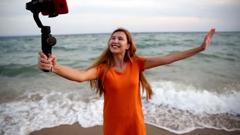 Glückliche-Frau-macht-Selfie-am-Strand.