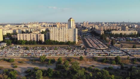 Outskirts-de-una-gran-ciudad,-vista-aérea