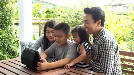 asia-Familie-sieht-Tablet-glücklich-zusammen