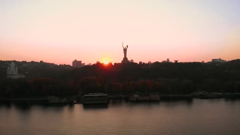 Ciudad-madre-monumento-noche-en-Kiev,-Ucrania