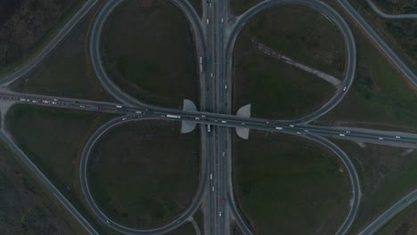 Vista-aérea-de-la-autopista-y-el-paso-elevado-en-la-ciudad.