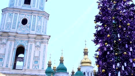 Arbol-de-Navidad-cerca-de-la-catedral-de-Santa-Sofía.-Kiev