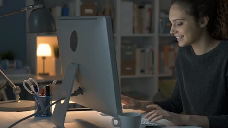 Girl-chatting-at-night-with-her-computer