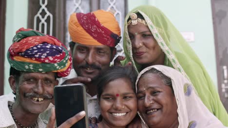 Estilo-de-vida-tradicional-de-la-familia-Rajasthani-indio-en-trajes-étnicos