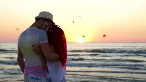 Junge-schöne-paar-küssen-in-der-Dämmerung-am-Strand