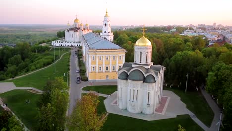 Monumentos-de-Vladimir-en-vista-aérea.-Catedrales-Uspenski-y-Dmitrievsky