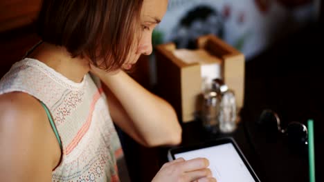 Woman-using-tablet-in-cafe