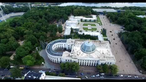 Monumentos-Palacio-de-Mariinsky-Verkhovna-Rada-y-el-Mariinsky-Parque-de-Kiev-en-Ucrania