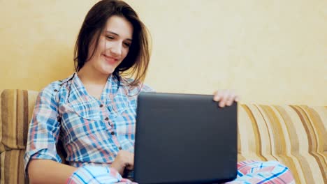 Young-girl-says-goodbye-during-videocall-and-close-the-laptop