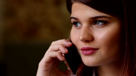 Mujer-de-negocios-hermosa-hablando-por-el-teléfono,-sonriendo-y-hablando-de-su-viaje-de-vacaciones.-Close-up