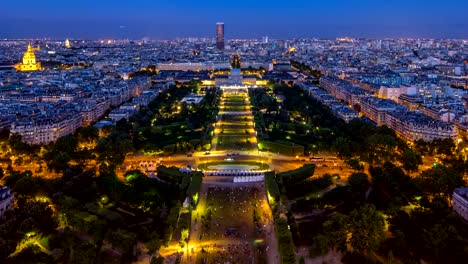 Vista-aérea-de-un-horizonte-grande-de-la-ciudad-después-de-puesta-del-sol-día-noche-timelapse.-Vista-superior-de-la-Torre-Eiffel.-París,-Francia