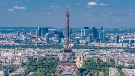 Luftaufnahme-von-Montparnasse-Turm-mit-Eiffelturm-und-La-Défense-Viertel-auf-Hintergrund-Zeitraffer-in-Paris,-Frankreich