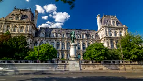 The-bronze-statue-of-Etienne-Marcel-proudly-standing-beside-the-Hotel-de-Ville-timelapse-hyperlapse,-Paris,-France