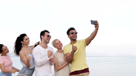 Menschen-am-Strand-Selfie-auf-Zelle,-Smart-Phones,-Lächeln,-Touristen-Gruppe-glücklich-lächelnde-junge