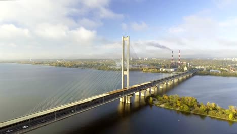 El-puente-sobre-el-río-Dniéper.-Abarcar-la-ciudad-con-un-pájaro.-Puente-del-sur.-Kiev.-Ucrania.