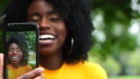 Joven-negro-a-mujer-tomando-un-Selfie