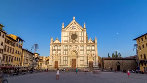 Turistas-en-Piazza-di-Santa-Croce-timelapse-hyperlapse-con-Basilica-di-Santa-Croce-Basilica-de-la-Santa-Cruz-en-la-ciudad-de-Florencia