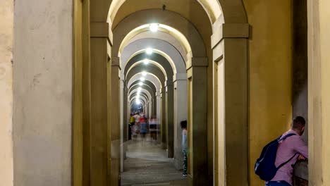 Arcos-de-lo-timelapse-de-noche-corredor-Vasari-en-Florencia,-Italia