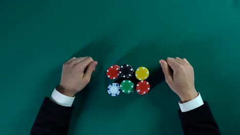 Empresario-de-apuestas-All-in-en-el-juego-de-poker,-decisión-arriesgada,-astucia-y-un-farol