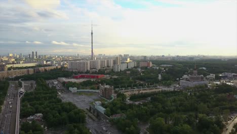 Russland-Sonnenuntergangszeit-Moskau-berühmten-Stadtbild-Vdnh-Eingang-Denkmal-aerial-Panorama-4k