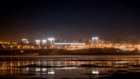 Ansicht-der-Stadt-Ufa-über-White-River-mit-Eis-bedeckt,-im-Winter,-Russland,-Timelapse-Abend.