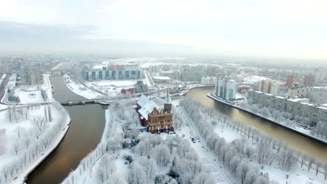 Aerial:-The-Cathedral-in-the-snow-capped-city-of-Kaliningrad,-Russia