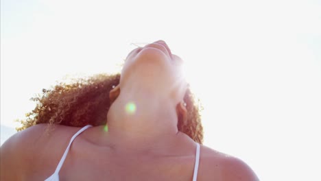 Retrato-de-elegante-mujer-étnica-en-gafas-de-sol-del-corazón