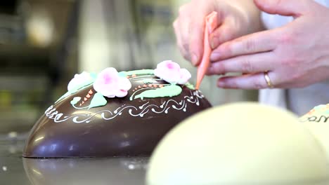 chef-de-pastelería-de-la-manos-de-Pascua-huevos-de-chocolate-decorar