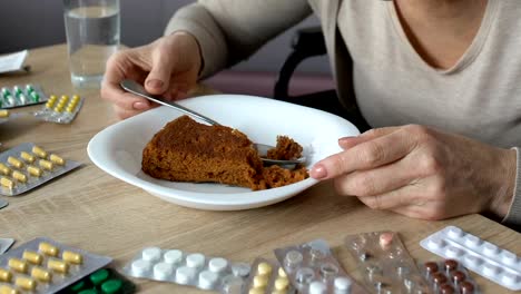 Anciana-enferma-con-sacudida-de-las-manos-no-se-puede-comer-sin-ayuda,-los-síntomas-de-Alzheimer