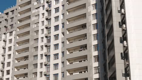 Tiro-de-establishihg-de-ángulo-bajo-de-la-arquitectura-de-edificios-de-moderna-zona-residencial