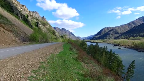 Altai-Fluss-Katun-bei-Bergdorf-Chemal,-Russland