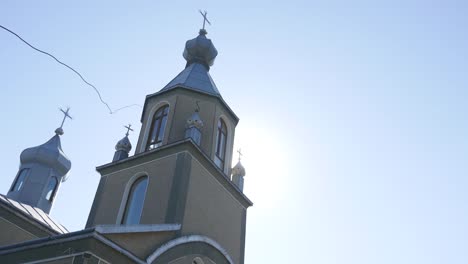 Christliche-Kirche-auf-blauen-Himmel-und-Sonne-Hintergrund