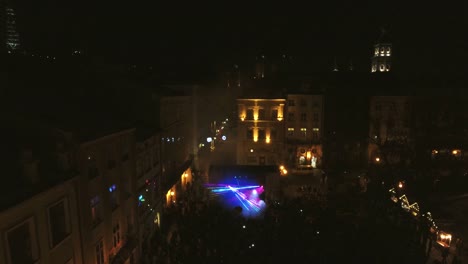 Mucha-gente-bailando-en-show-de-láser