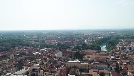 Aero-de-disparos,-una-ciudad-de-viejo-Italiano