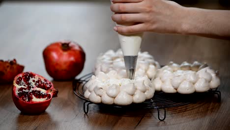 Dekorieren-Sie-den-Kuchen-Pavlova-mit-Sahne