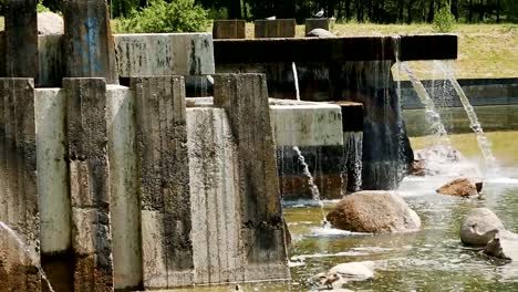 Springbrunnen-im-Park-des-ConcreteFountain-im-Beton-Park-gemacht