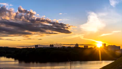 vistas-panorámicas-de-la-ciudad-y-el-río-en-el-atardecer,-lapso-de-tiempo