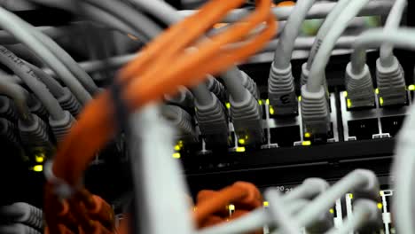 Lichter-und-Verbindungen-auf-Netzwerk-Server.-geladenen-Netzwerk-Medien-Konverter-und-Ethernet-switches