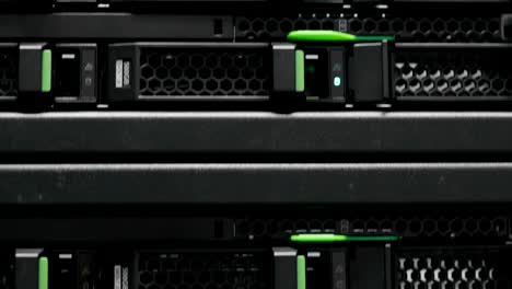 Server-Rack-Cluster-in-einem-Rechenzentrum.-Supercomputer.-Netzwerk-Servern-in-einem-Rechenzentrum