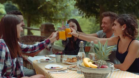 Grupo-de-amigos-haciendo-el-desayuno-al-aire-libre-en-un-paisaje-tradicional.-filmada-en-cámara-lenta