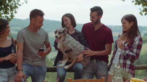 Grupo-de-amigos-tener-un-descanso-en-el-campo-con-un-perro-gracioso.-filmada-en-cámara-lenta