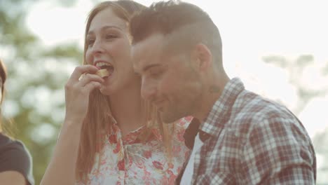 Gruppe-von-Freunden-Zeit-machen-ein-Picknick-und-Grill.-in-Zeitlupe-erschossen