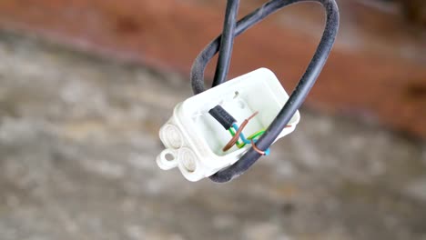 Un-plástico-blanco-con-los-cables-en-su-interior