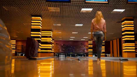 Freunde-im-Club-bowling-und-Spaß-spielen-beiläufig