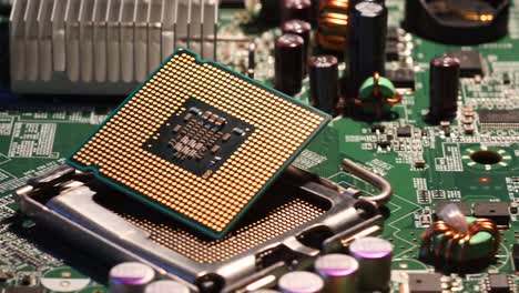 Detail-des-CPU-Chip-Prozessor-auf-PC-Motherboard,-UHD-4K-Video