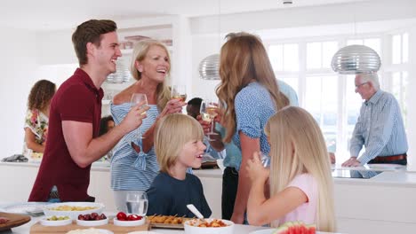 Familie-und-Freunde-treffen-zum-Mittagessen-Partei-in-Küche---in-Zeitlupe-erschossen