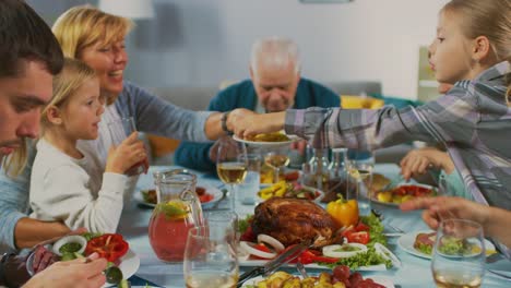 Gran-familia-y-fiesta-de-amigos-en-casa,-grupo-diverso-de-personas-jóvenes-y-adultos-se-reunieron-en-la-mesa.-Comer,-compartir-comidas,-beber-y-divertirse.-Fiesta-durante-el-día.