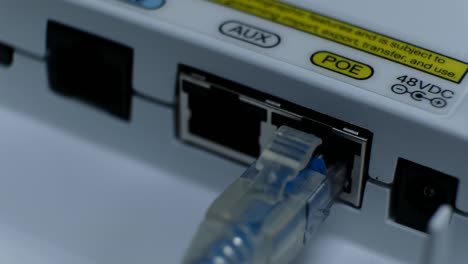 Netzwerk-Kabel-rj45-Port-mit-POE-Label-eingesteckt