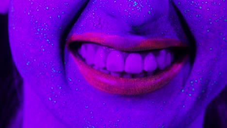 Closeup-Frau-mit-fluoreszierenden-Make-up-Lippen,-kreative-Make-up-Aussehen-großartig-für-Diskotheken.-Halloween-Party,-Shows-und-Musik-Konzept---Slow-Motion-video